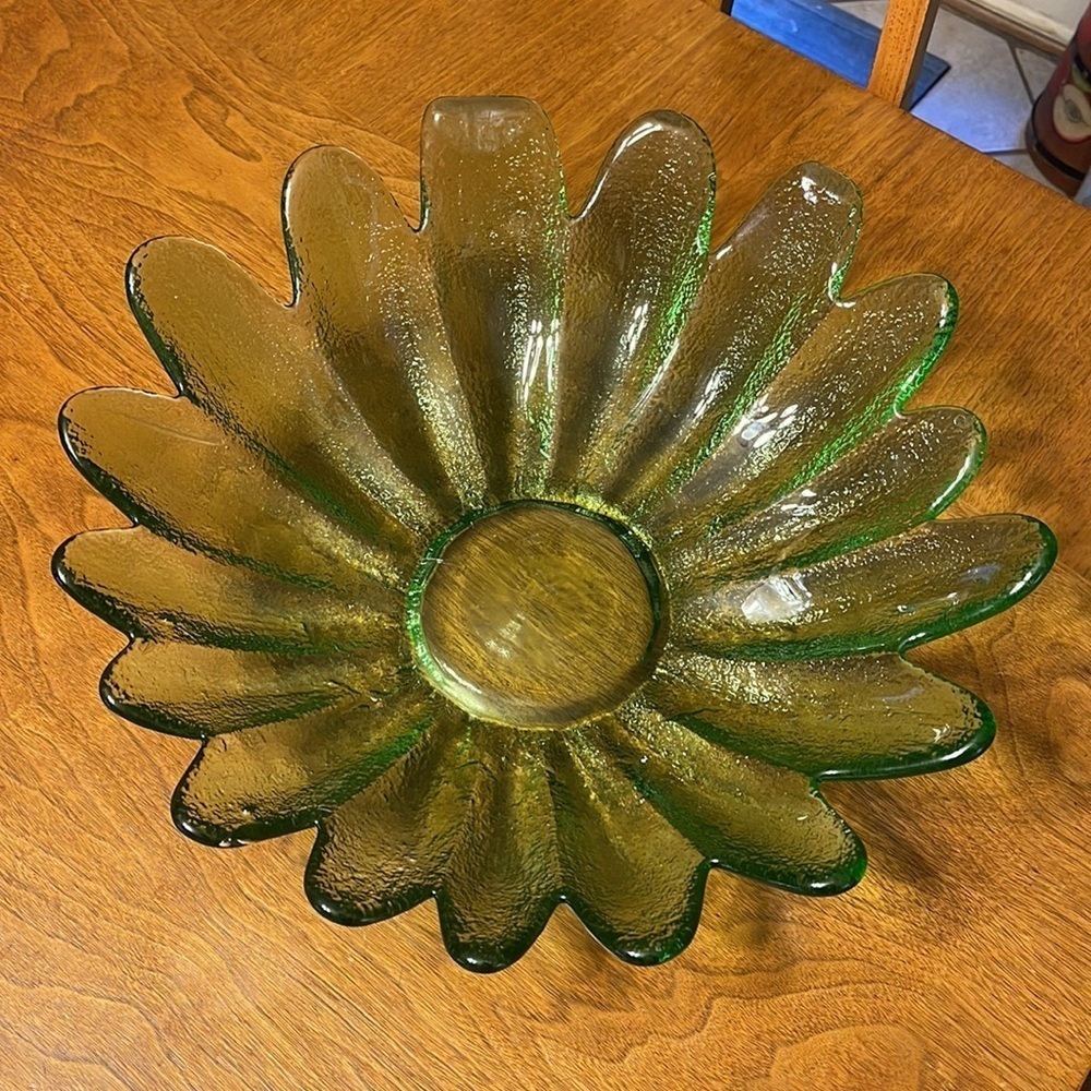 Vintage Blown Glass Daisy Bowl Green Glass Decorative Bowl Oversized Daisy Bowl - Picture 9 of 9